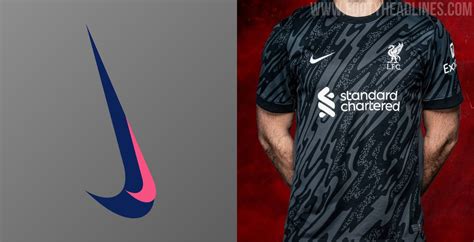 nike logo rechterkant kleding|Why The Nike Swoosh Is Vertical On New Football Kits.